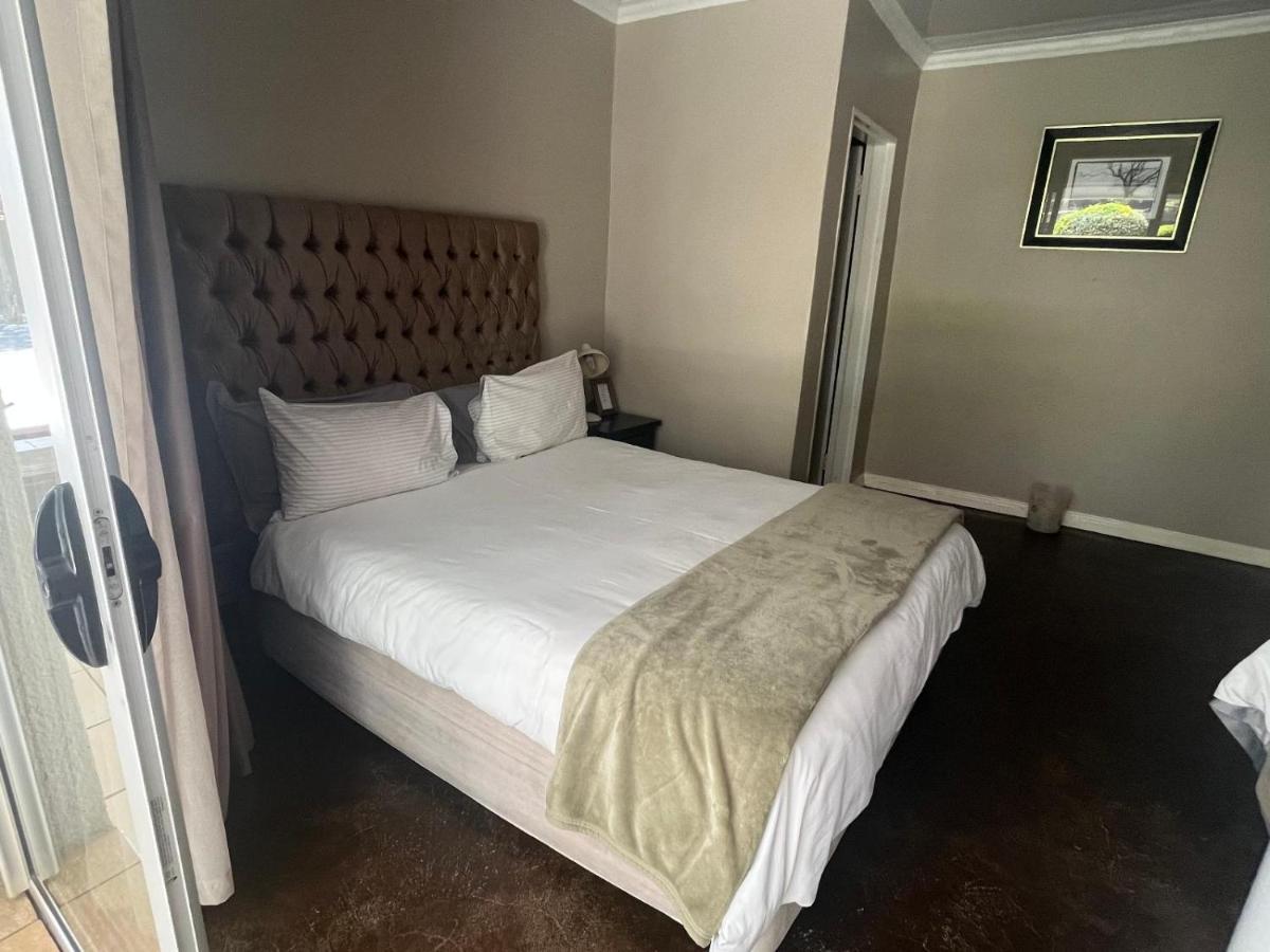 Toro Guest House Rustenburg Exterior foto