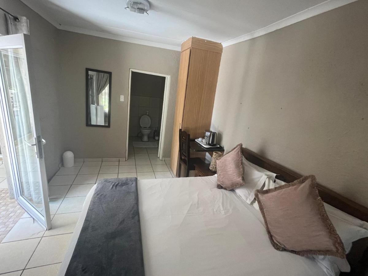 Toro Guest House Rustenburg Exterior foto