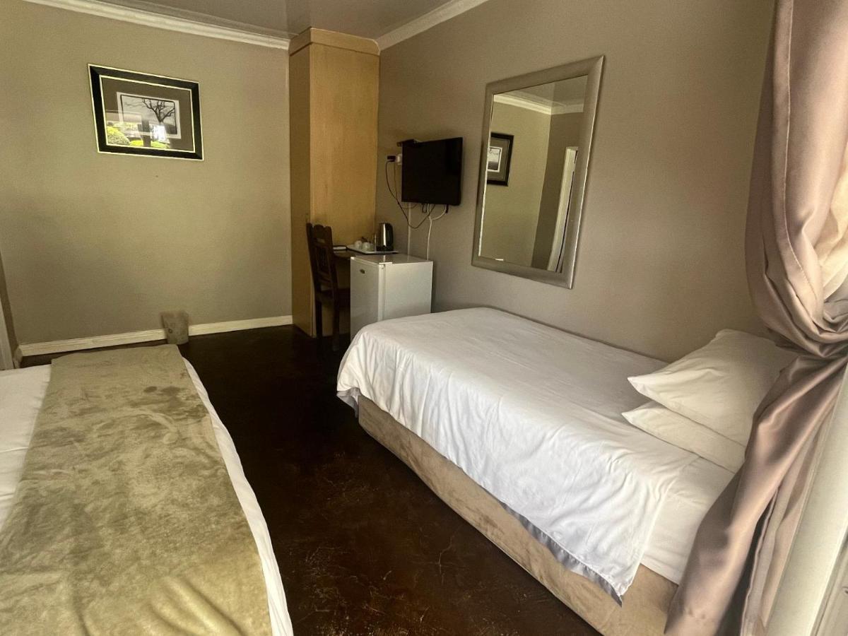 Toro Guest House Rustenburg Exterior foto